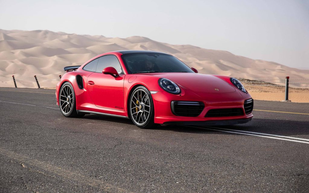 roter Porsche 911 auf Straße