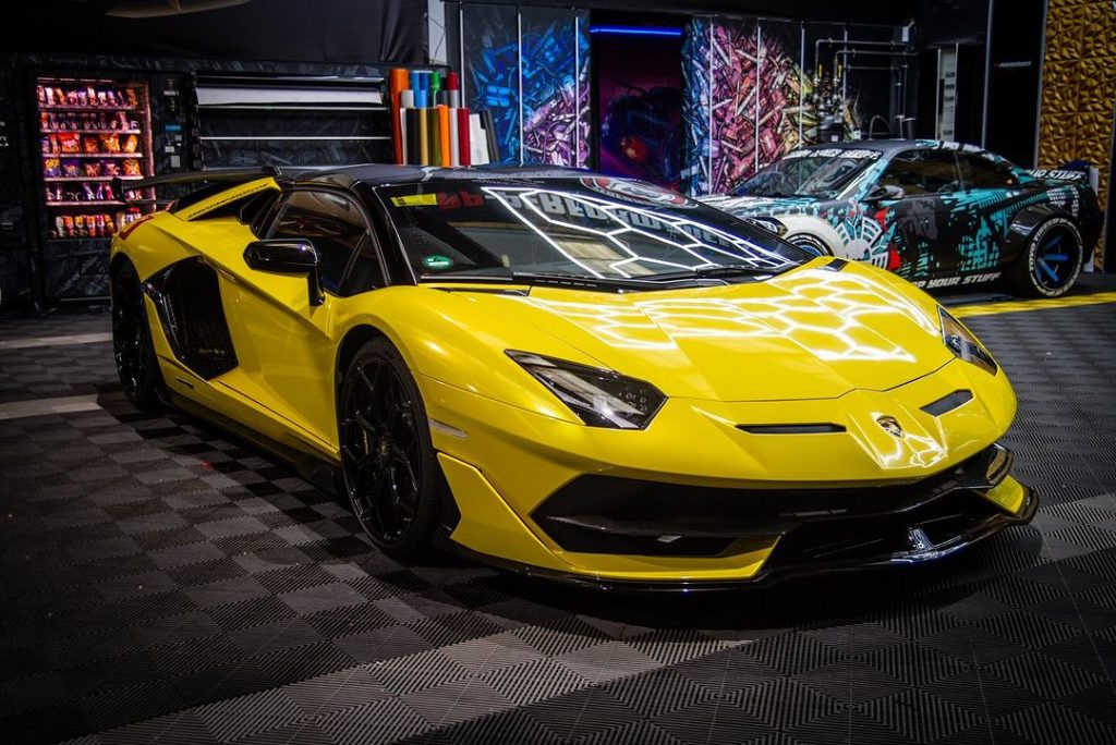 Gelber Lamborghini mit glänzender Autofolierung in einer professionellen Werkstatt in Bremen.